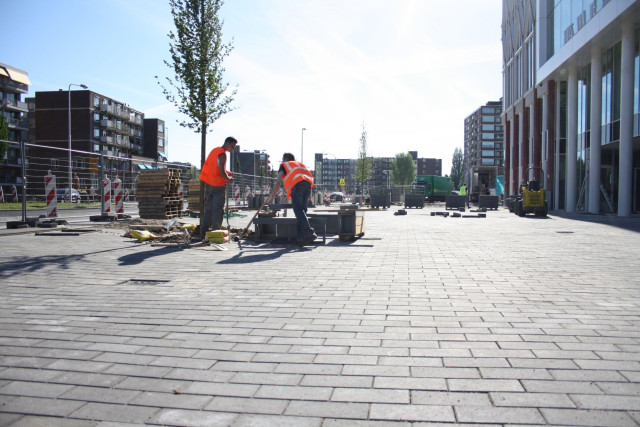 Plaatsen boombank straatmeubilair